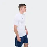 Remera térmica deportiva de manga corta y cuello redondo, de color azul marino, con logo de Umbro estampado en blanco en el pecho.