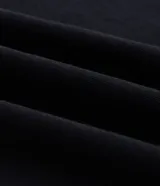 Remera oversized de algodón negro, con cuello redondo y mangas cortas. Presenta un gran estampado en la espalda con la inscripción "True Star" en tipografía gótica y detalles de estrellas.