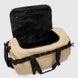 Bolso duffel de viaje color bordó con detalles en negro. Cuenta con correas de mano, correas ajustables, cierres reforzados y base resistente al agua.