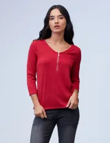 Blusa roja texturizada marca Robert Louis, con escote en V y cierre metálico frontal de cremallera, y mangas 3/4.