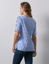 Remera de algodón a rayas horizontales blancas y negras, con cuello redondo y mangas cortas con aberturas entrelazadas.