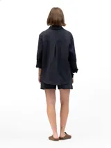 Camisa de manga larga confeccionada en 100% lino natural, con cuello clásico y cierre frontal de botones. Presenta un calce relajado y una textura ligera, ideal para climas cálidos.