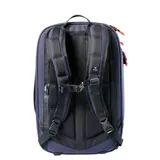 Mochila azul con detalles en negro y naranja, con dos compartimentos plegables con cierre, solapas de malla con cierre, bolsillo acolchado para computadora portátil y bolsillo oculto para pasaporte.