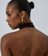 Vestido midi de tul color marrón oscuro, con diseño ajustado, cuello halter estructurado, escote cruzado y fruncidos laterales en todo el largo.