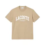 Remera de manga corta Lacoste, color beige, con cuello redondo y estampa frontal con el nombre de la marca en estilo universitario.