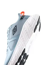 Championes deportivos Umbro modelo Bram, color negro con suela gruesa gris y cordones tono sobre tono.