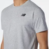 Remera de manga corta New Balance modelo Tenacity, color gris jaspeado, con cuello redondo y logo de la marca estampado en el pecho. Confeccionada con tecnología NB DRY de secado rápido.
