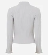 Blusa de chenille color beige, con cuello alto y diseño ajustado al cuerpo. Presenta mangas largas y una textura acanalada en toda la prenda.