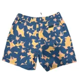 Short de baño Quiksilver modelo Handtman Coronet, de color azul con estampado floreado en tonos amarillos y rosados. Posee cintura elástica con cordón ajustable blanco y negro.