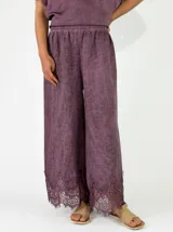 Pantalón de lino color chocolate de corte ancho y holgado, con detalle de encaje bordado en el bajo.