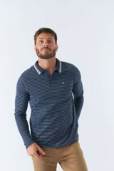 Polo de manga larga a rayas azul marino y blancas, con cuello clásico y logo bordado en el pecho. Corte regular.