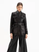 Parka Net confeccionada en cuero con recortes laterales en gabardina elastizada, de silueta estructurada, cuello mao, broches forrados, bolsillos con solapa y cinturón de cuero a juego con hebilla metálica.