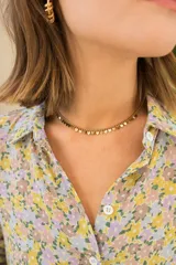 Gargantilla de acero dorado con cadena de eslabones finos y dijes colgantes en forma de mini corazones.