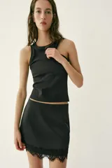 Musculosa de punto rib color marrón con escote redondo y diseño sin mangas.