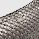 Clutch de fiesta color bronce con diseño tejido y asa de mano.