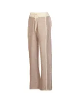 Pantalon de punto color beige con textura jaspeada, corte recto y holgado. Presenta cintura elastizada con cordón de ajuste y detalles de costuras verticales en color crema a lo largo de las piernas.