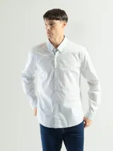 Camisa de manga larga confeccionada en 100% algodón, con corte clásico y cuello abotonado (button-down). Presenta cierre frontal con botones y puños ajustables.