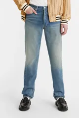 Jean de corte regular con tiro medio y pierna recta, confeccionado en denim de algodón con un ligero toque de elastano. Presenta un lavado azul medio con efecto desgastado.