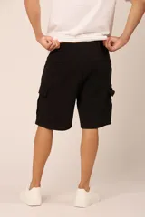Bermuda cargo negra de gabardina con licra, corte a la rodilla y bolsillos laterales tipo cargo.
