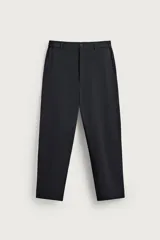Pantalón regular fit color negro de corte recto, con cintura elástica en los laterales, trabillas, bolsillos frontales y cierre con botón y cremallera.