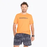 Short deportivo de trail running gris con estampado abstracto, confeccionado en poliéster y spandex. Cuenta con cintura elástica con cordón interior, bolsillo trasero con cierre y dos bolsillos laterales.