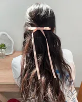 Par de hebillas para el pelo con moño de cinta de grogrén negro y tiras largas.