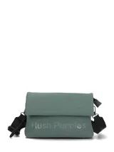 Cartera tipo bandolera de diseño rectangular con solapa frontal, confeccionada en material sintético de color verde. Presenta el logo de la marca estampado en el frente y cuenta con una correa ajustable de cinta negra con detalles metálicos.