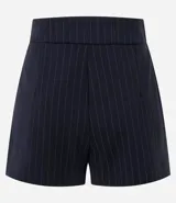 Short pollera de sastrería con diseño tipo envelope y estampado de raya diplomática. Cuenta con un cinturón lateral integrado y un calce estructurado.