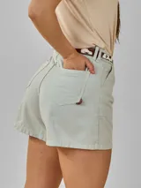 Short de jean celeste con bolsillos delanteros y traseros, y cinturón de cuero con estampado animal print.