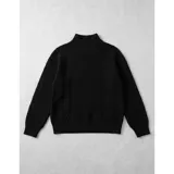 Sweater de punto color marrón con diseño de trenzas y textura en relieve. Presenta cuello alto, mangas largas y puños acanalados.