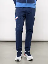Pantalón deportivo Umbro del Club Nacional de Football, color azul marino. Presenta un diseño técnico con cortes estratégicos, el escudo del club en el muslo derecho y el logo de la marca en el izquierdo. Cuenta con puños elásticos en los tobillos.