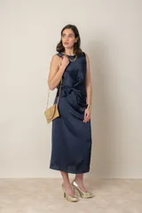 Vestido italiano azul marino de poliéster, corte recto con lazo lateral y cuello redondo sin mangas.