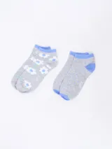 Pack de dos pares de medias cortas grises, uno con estampado de flores blancas y celestes, y otro con estampado de lunares celestes.