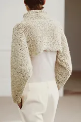 Jersey cropped de punto con textura de cinta entrelazada, cuello subido y manga larga.