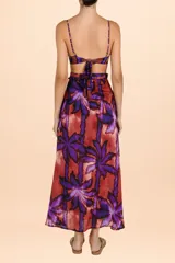 Falda tipo pareo de diseño envolvente con estampado de hojas en tonos púrpuras y cobrizos, con una franja lateral de patrón geométrico.