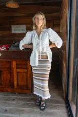 Pollera tejida a rayas horizontales en tonos beige, marrón y blanco.