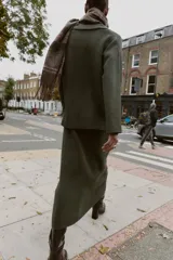 Jersey de punto liso con tacto suave, cuello polo, manga larga y bolsillos delanteros de plastrón.