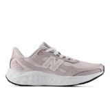 Championes New Balance modelo Arishi V4, color rosado con entresuela de espuma blanca y suela negra. Incorporan tecnología Fresh Foam en la entresuela y empeine de malla transpirable con el logotipo "N" en el lateral.