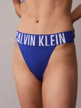 Bombacha colaless de tiro alto marca Calvin Klein, confeccionada en microfibra elástica azul con cinturilla elástica ancha que presenta el logo de la marca en contraste.