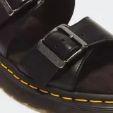 Sandalias Dr. Martens Josef Analine de cuero negro con dos tiras ajustables con hebilla metálica, plantilla de gamuza y suela acanalada con las características costuras amarillas de la marca.