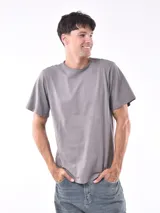 Remera de corte regular, color beige, con cuello redondo y mangas cortas.