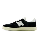 Championes New Balance modelo T500, color negro con detalles en blanco, fabricados en gamuza y nobuk de piel de cerdo con entresuela de poliuretano y la clásica "N" en el lateral.