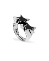Anillo de plata 925 con diseño abierto, presentando dos estrellas esmaltadas en negro. La banda interior lleva grabado el nombre de la marca "TwoJeys" y dos estrellas.