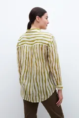 Camisa de manga larga con estampado a rayas verticales en tonos pistacho y blanco, con cuello clásico y cierre frontal con botones.