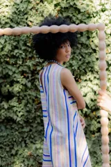 Vestido corto sin mangas con estampado a rayas verticales en tonos pastel.