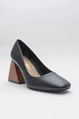Zapato de cuero negro con taco geométrico de madera. Capellada, plantilla y forro 100% cuero. Taco de 8 cms.