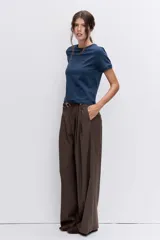 Remera de cuello redondo y manga corta, confeccionada en tejido de algodón liso de color blanco.