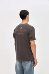 Remera de manga corta con calce relajado, confeccionada en algodón lavado con textura suave. Presenta un diseño con arte estampado en el pecho y en la espalda.