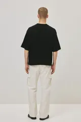 Pantalón cargo de sarga de algodón con corte regular, cintura con cierre de botón, bolsillos laterales, bolsillos insertados en las piernas con cierre y bolsillos de solapa con botones a presión.