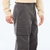 Pantalón cargo de corte recto en color gris oscuro, con bolsillos laterales tipo cargo y costuras reforzadas en las piernas.